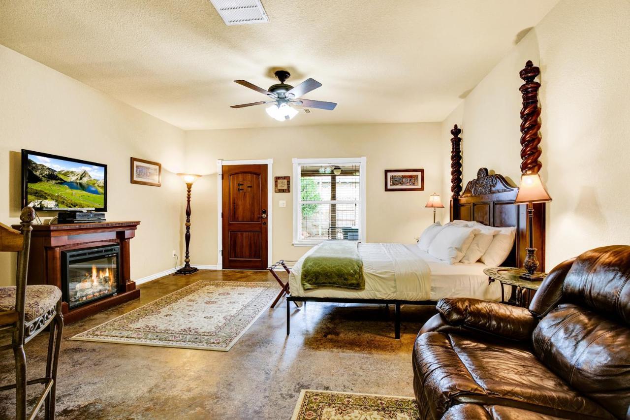 Romantic Oasis With Hot Tub Near Fred And Wineries! 弗雷德里克斯堡 外观 照片