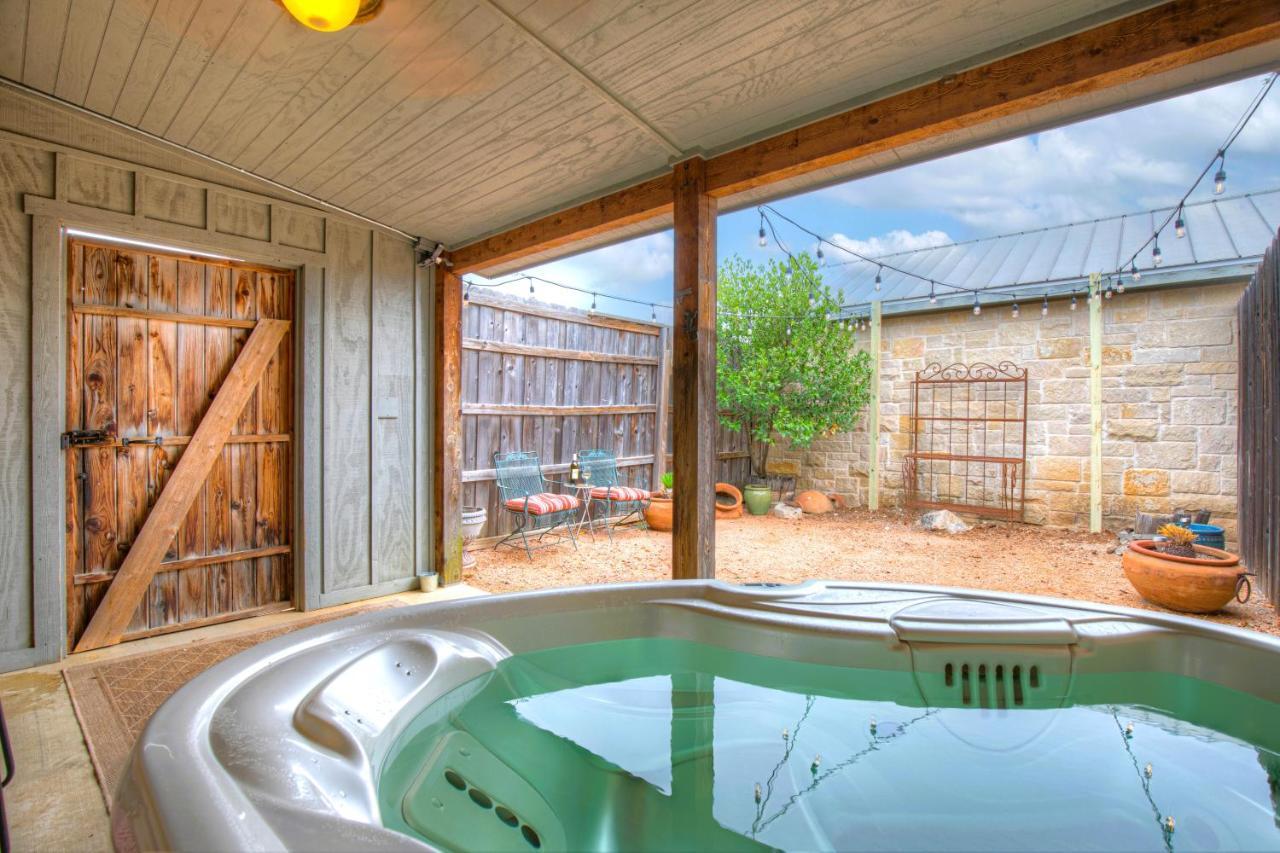 Romantic Oasis With Hot Tub Near Fred And Wineries! 弗雷德里克斯堡 外观 照片