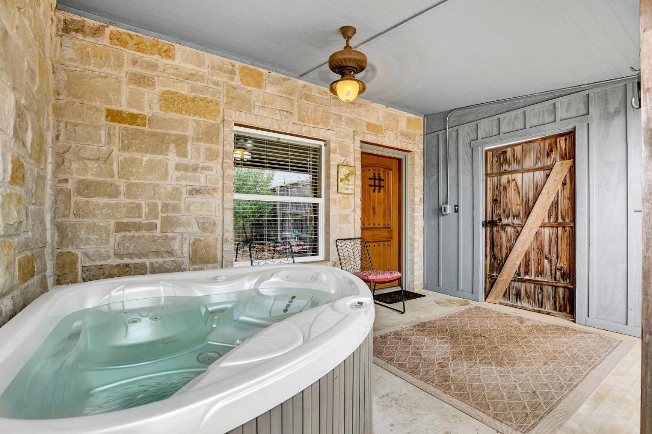 Romantic Oasis With Hot Tub Near Fred And Wineries! 弗雷德里克斯堡 外观 照片