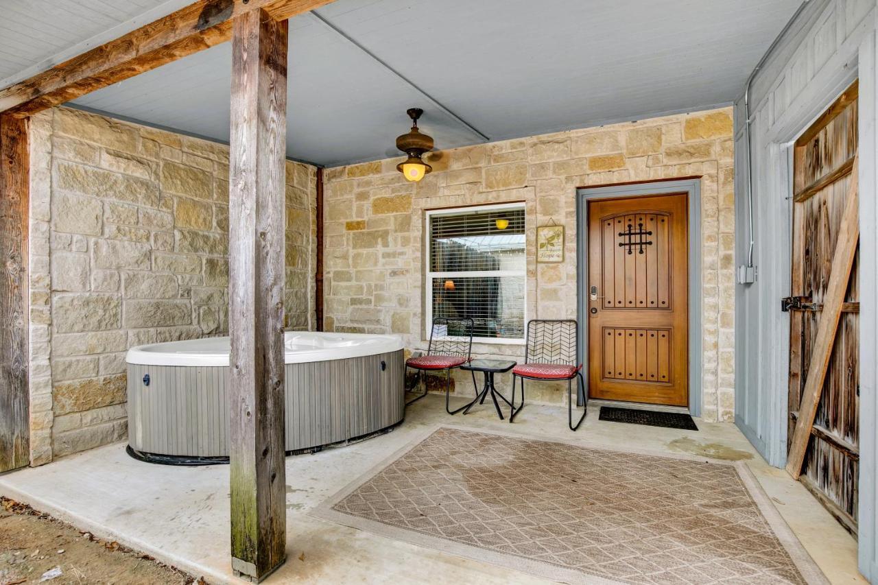 Romantic Oasis With Hot Tub Near Fred And Wineries! 弗雷德里克斯堡 外观 照片